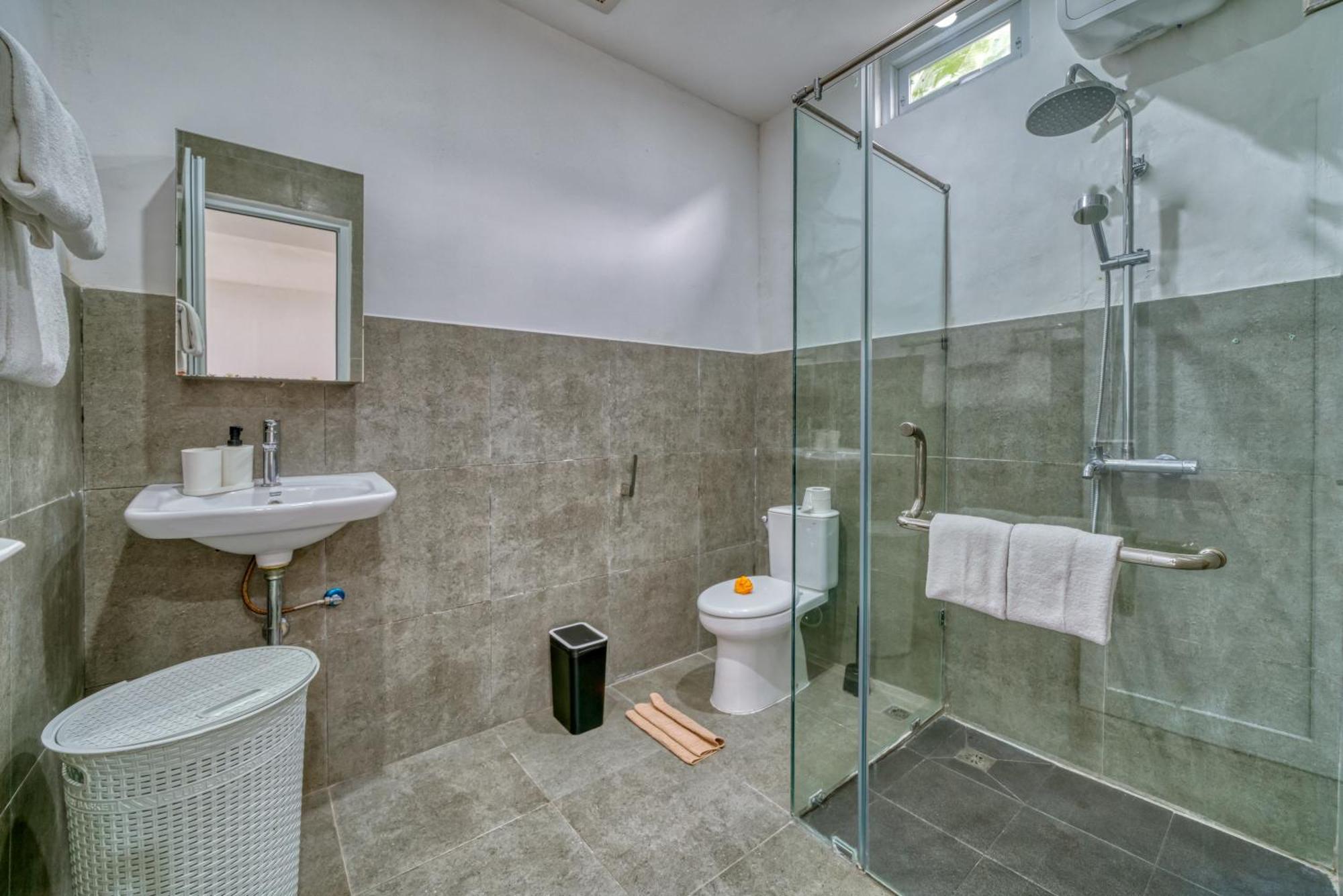 2 Bed Modern With Big Pool *